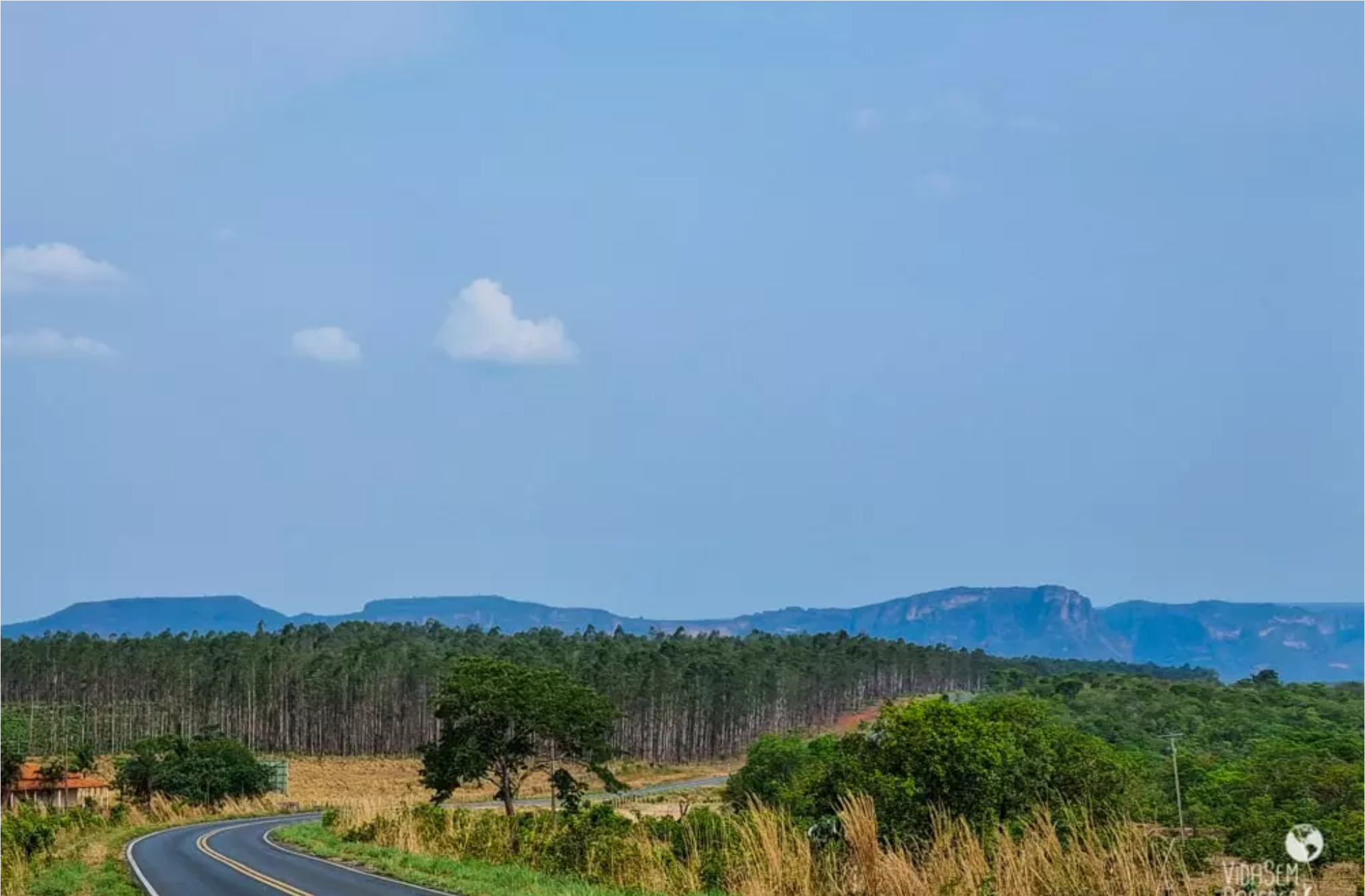 Estrada e paisagem natural no caminho para Nobres